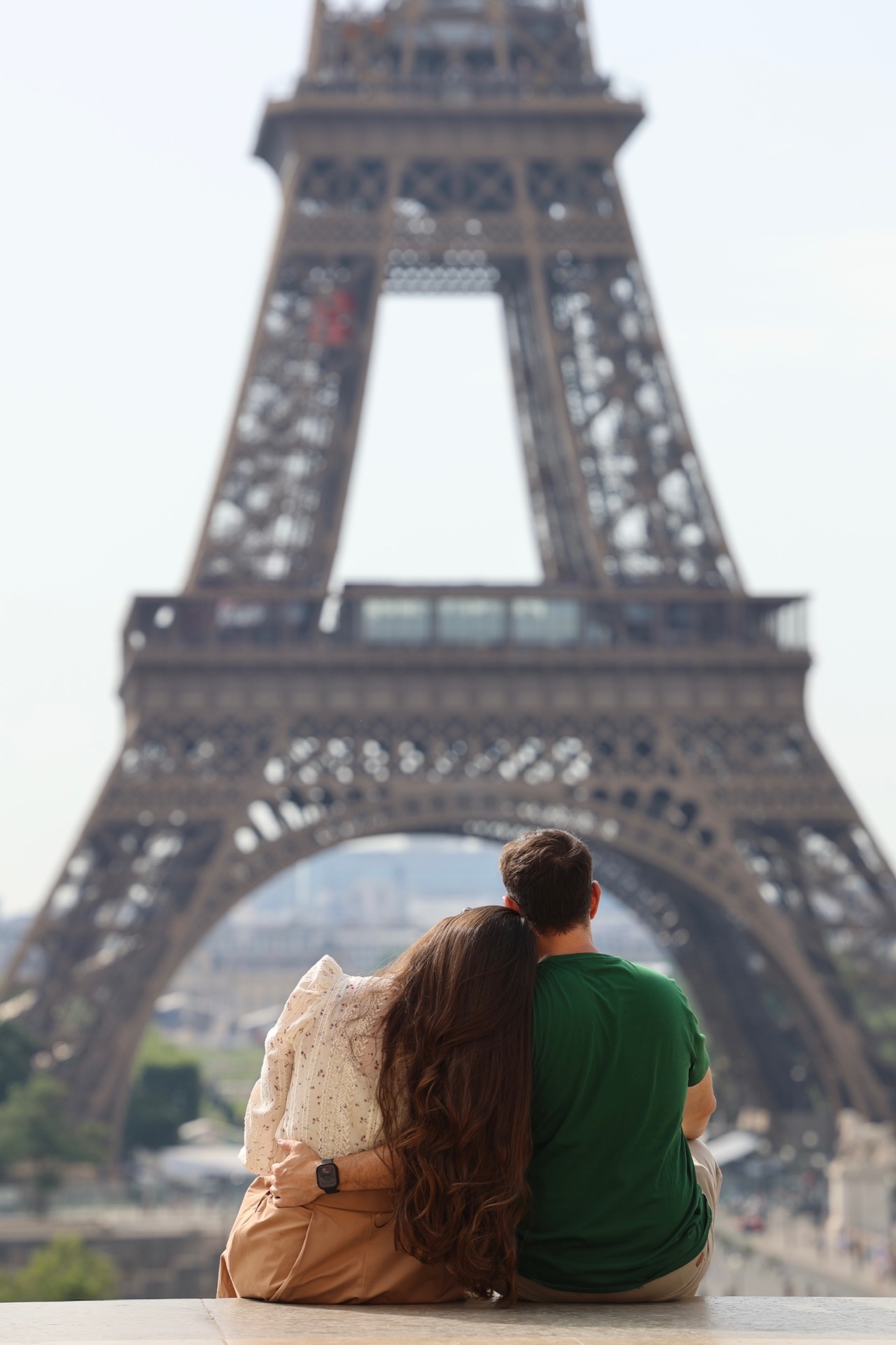 Abraçados admirando a Torre Eiffel